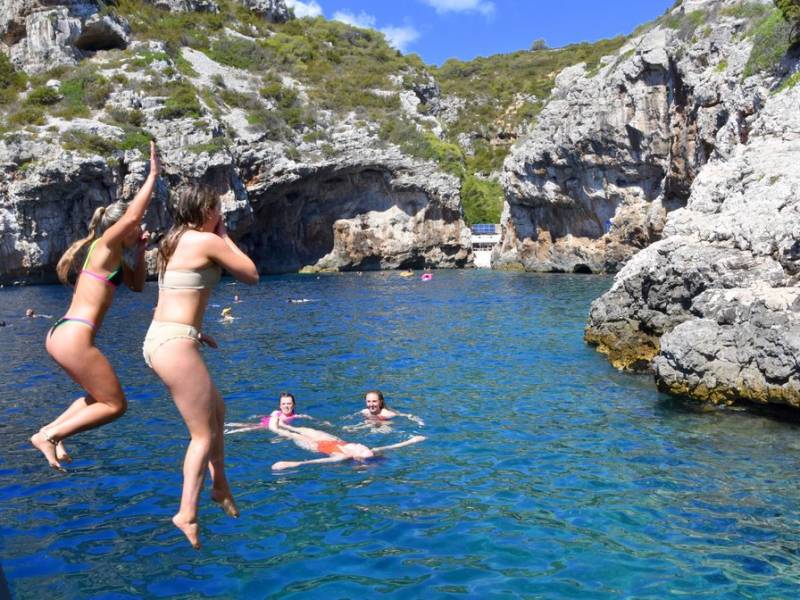 Zatoka i plaża Stiniva na wyspie Vis, Chorwacja